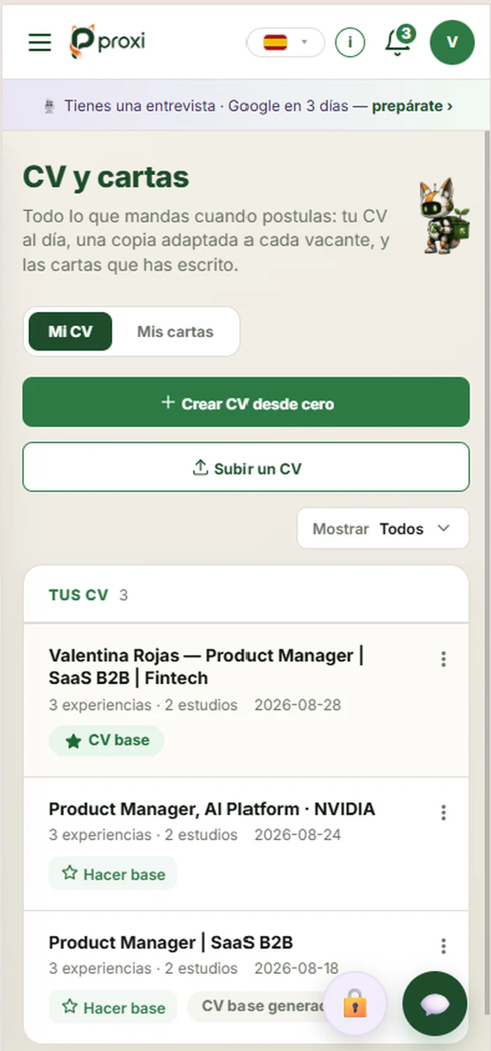 Pantalla «Mi CV» en el móvil con tres currículums guardados: el CV base y dos copias adaptadas a vacantes concretas, cada uno con su número de experiencias y estudios. Captura del producto